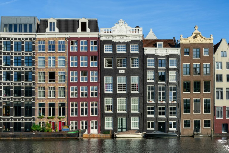 Colorfull canal houses in Amsterdam representing payroll company Netherlands supporting compliant workforce setup