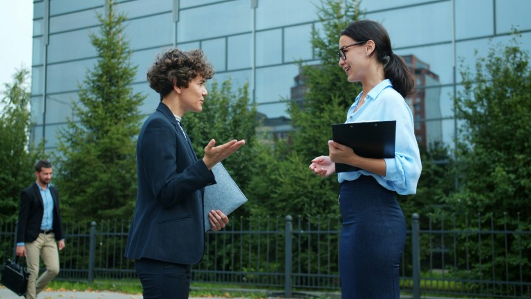 Employees talking about Transitievergoeding 2026, Dutch dismissal cost.